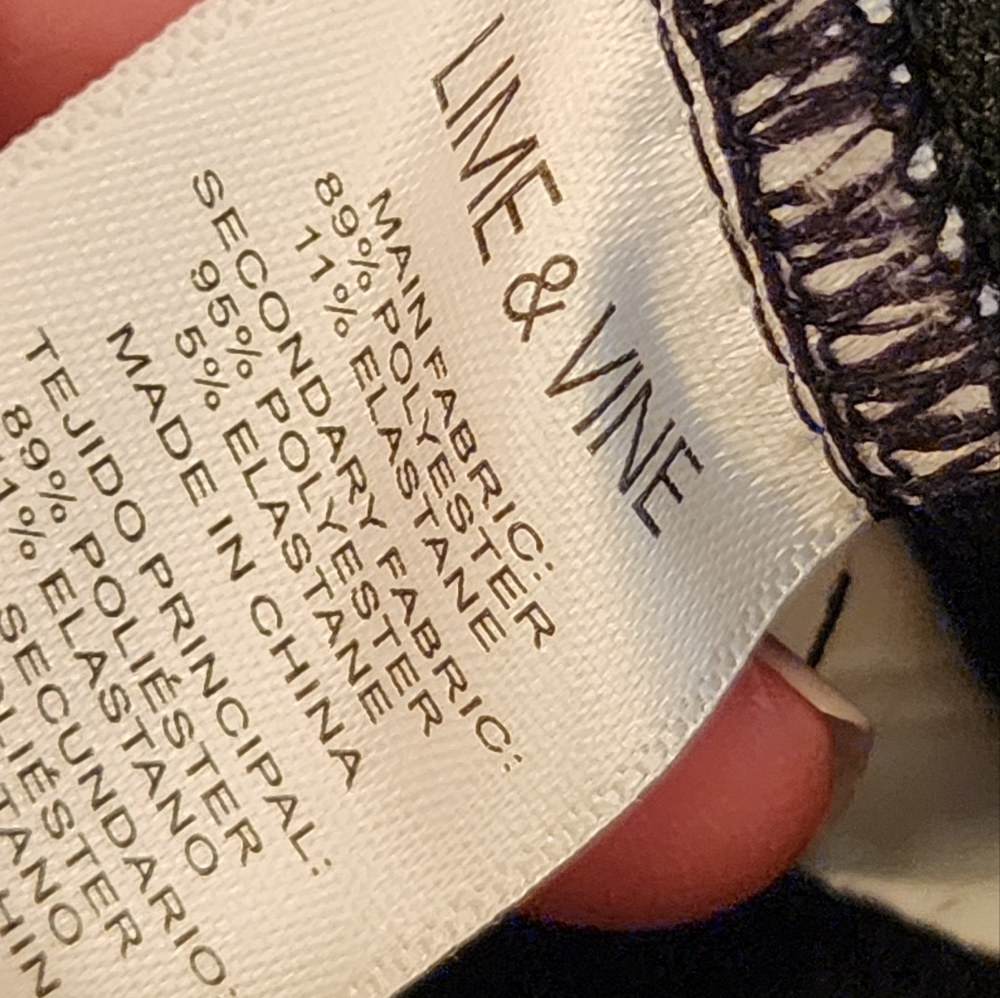 LIME & VINE - Harley Deep V-neck Sports bra In Black Size Small - Picture 9 of 10